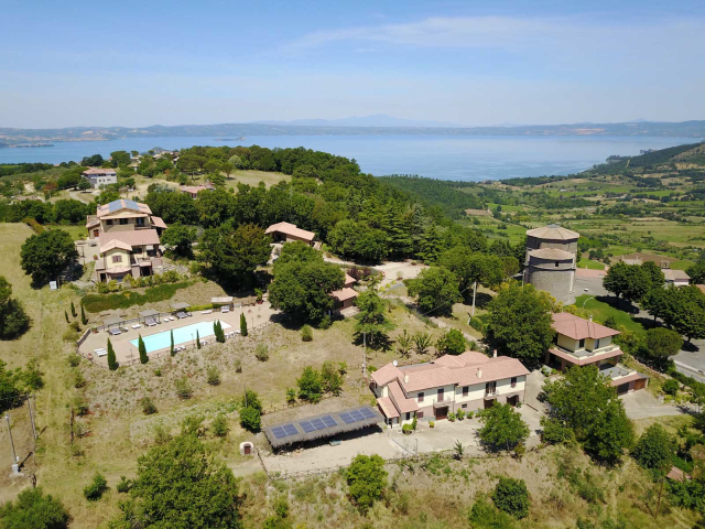 Il Poggio di MontedOro dall'alto, con il Lago di Bolsena
