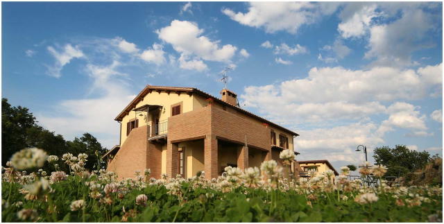 Uno dei casali del Poggio di MontedOro