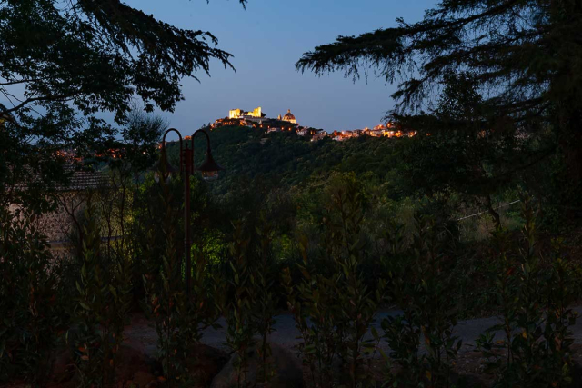 Montefiascone illuminata di sera