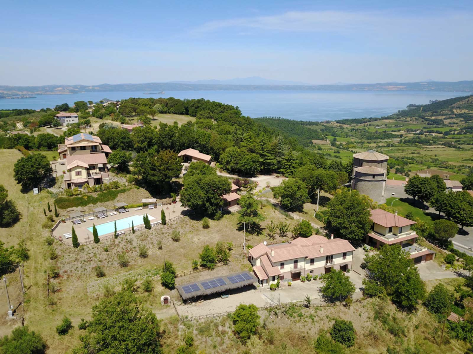 Il Poggio di MontedOro dall'alto, con il Lago di Bolsena
