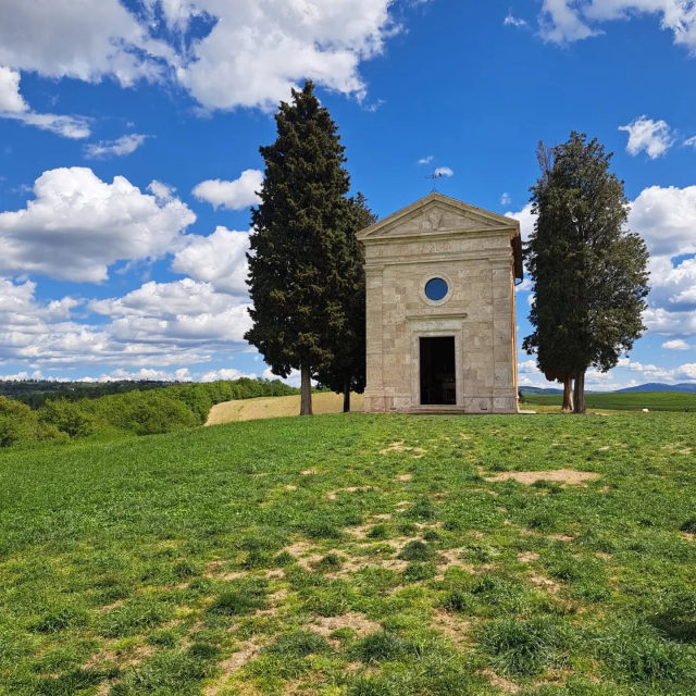  La Capilla Vitaleta entre los cipreses 