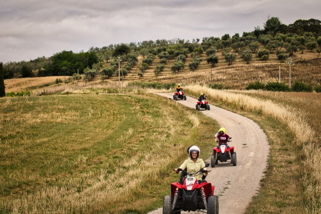  Quad en el camino de tierra 
