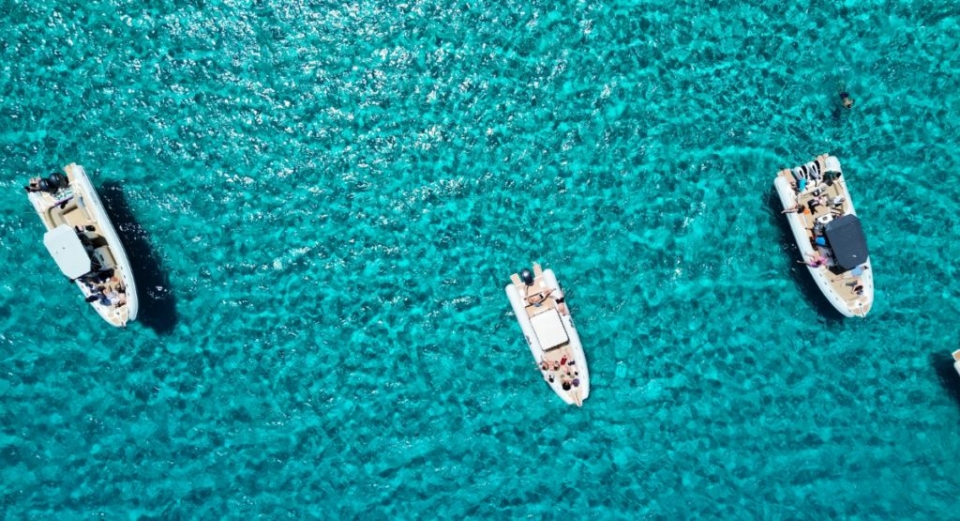  Naviguer dans la mer transparente