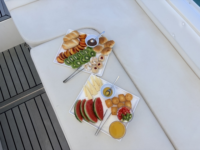  Enjoy a breakfast on board 