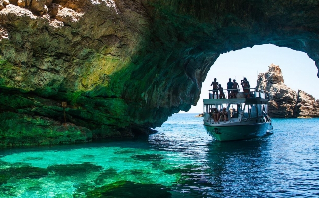  to discover the caves on the Marabùù 