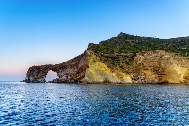 Barca a Vela nelle Eolie Cabine