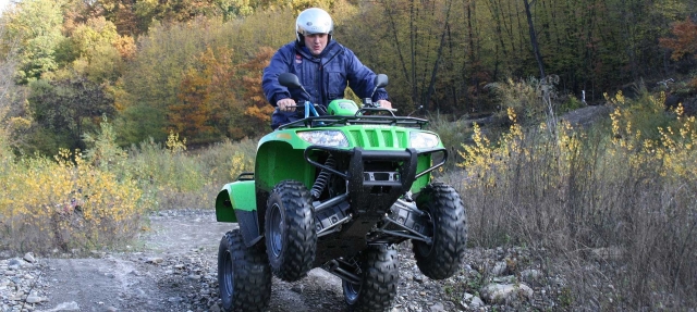  en un quad en el bosque 