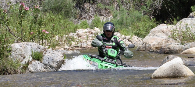  en un quad en el río