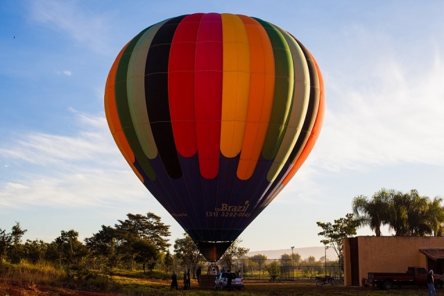 Um balão de ar quente colorido 