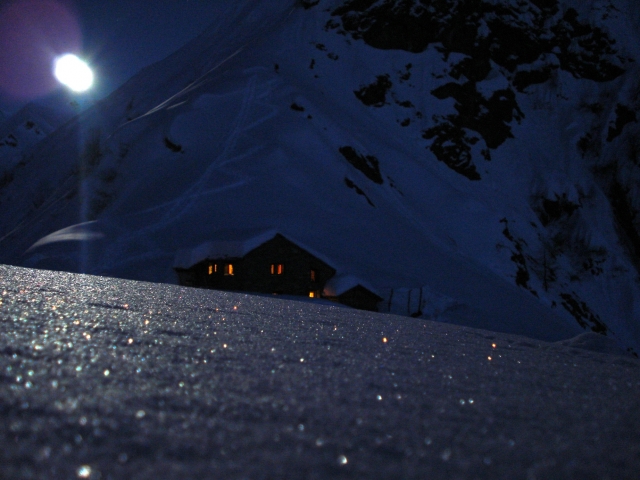 Alpe Sattal bajo la etérea luz de la luna 