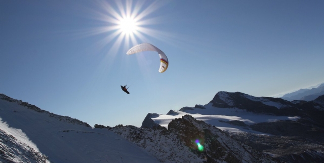 einen sonnigen Tag beim Gleitschirmfliegen 