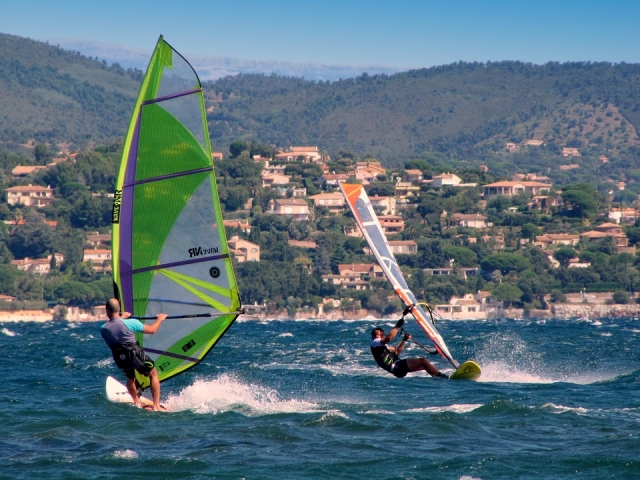Windsurfing course on the lake 