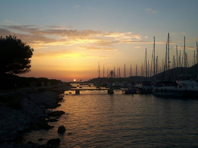  Puesta de sol sobre el mar 