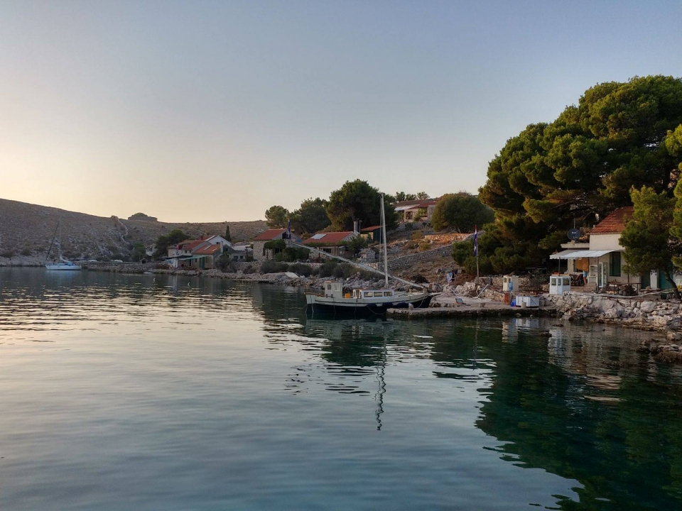  Pequeño pueblo en la costa croata