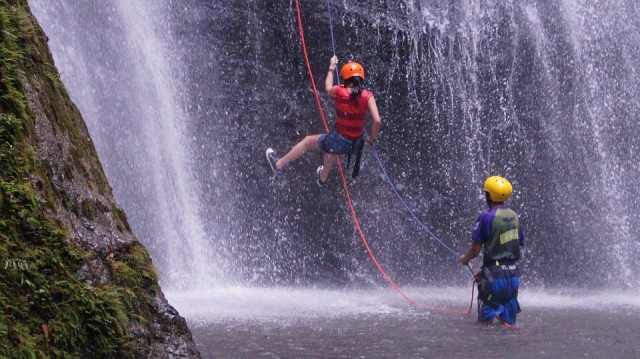 Den Wasserfall hinunter 