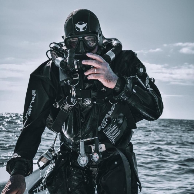 Short distance double dive output