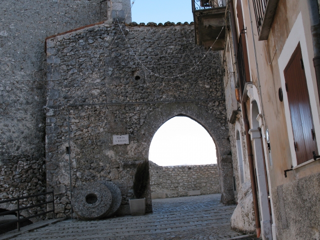 Entrando a Castel del Mondo