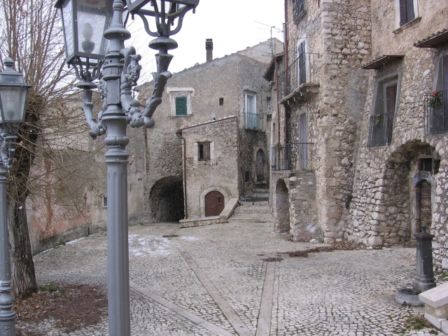 La piazza di Castel del Monte