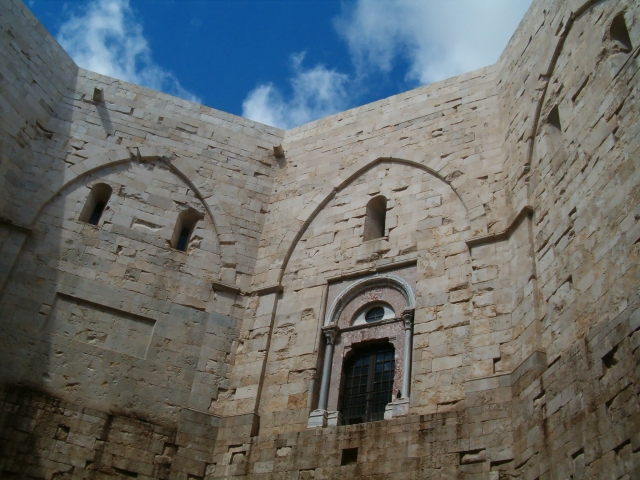 Le pareti di Castel del Monte