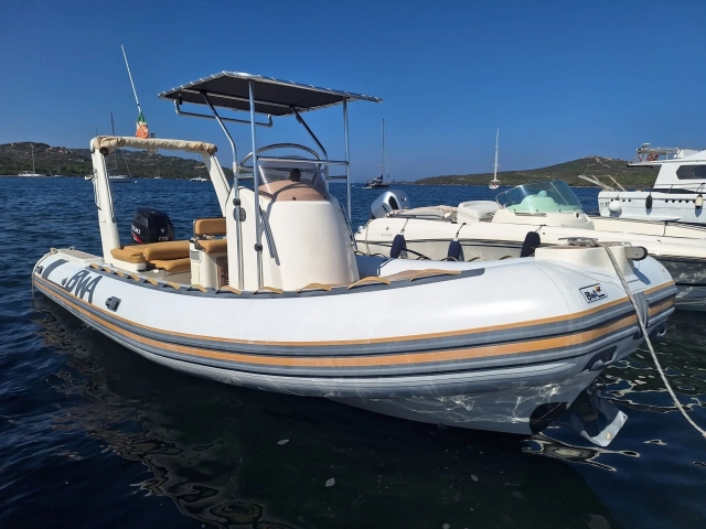  The boat is ready to enjoy the journey 