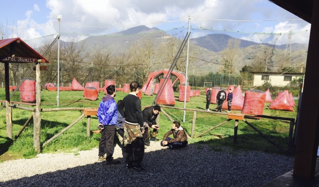  jouant au paintball à l'ombre du Vésuve 