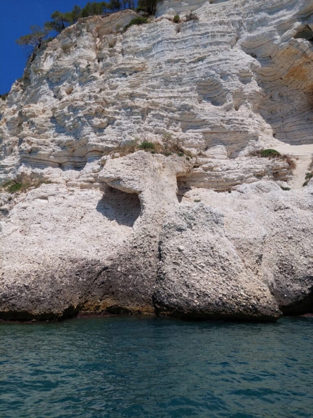  Rochers calcaires et eaux cristallines 