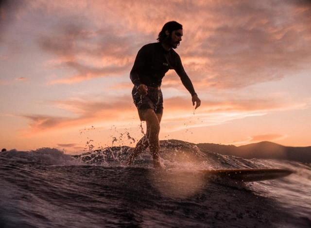  surf au coucher du soleil 