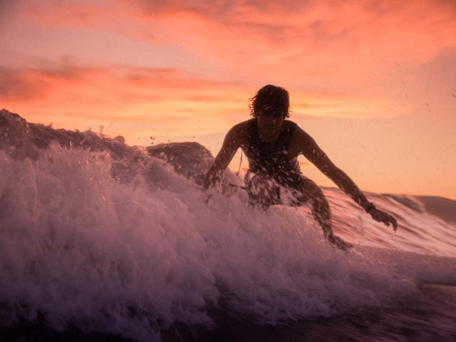  Surfen bei Sonnenuntergang 