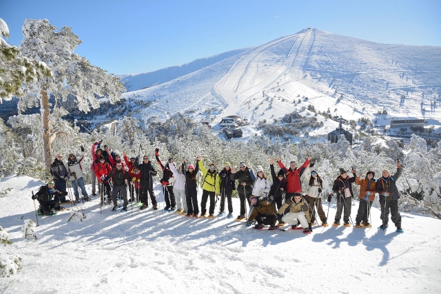  Snowshoeing in company 