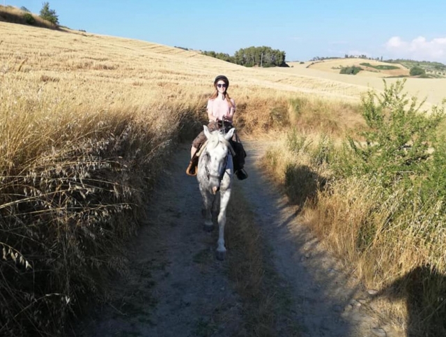 a cavallo in campagna toscana