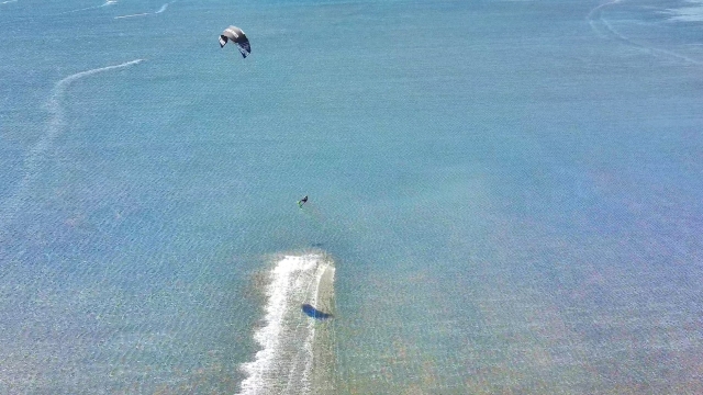  Surfer sur les vagues en kitesurf 
