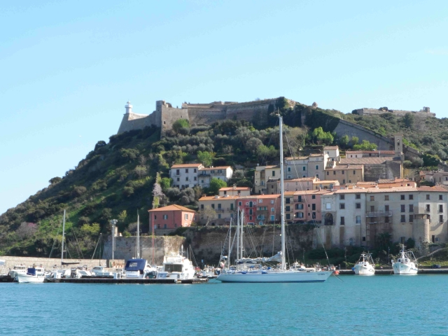  Puerto turístico de Talamone 