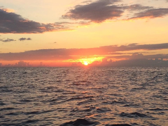  wunderschöner Sonnenuntergang über dem Meer 