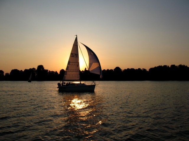  velero al atardecer 