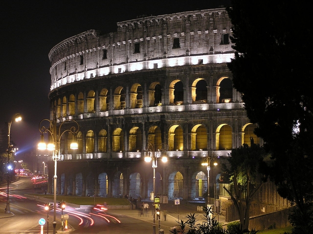  Coliseo en versión nocturna con pizza y cerveza 