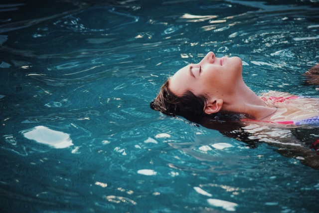  Schwimmen im blauen Wasser 