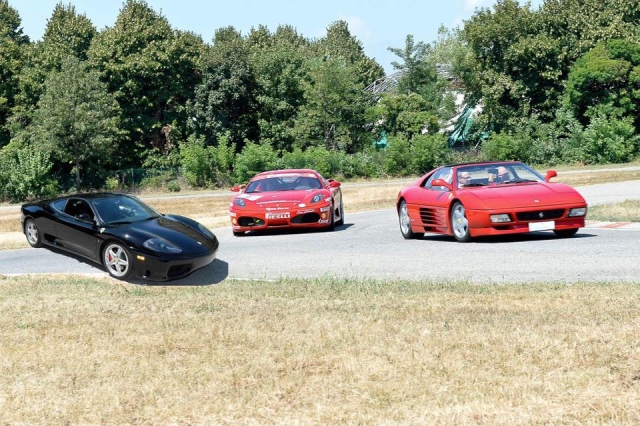 Voitures de sport sur la piste 