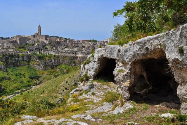  The caves and the view of Matera 