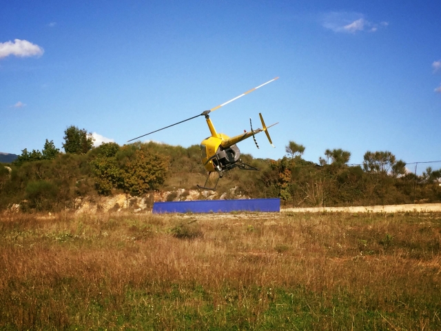 Elicottero in volo 