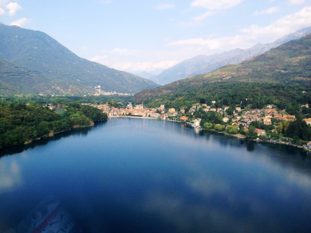  Vue spectaculaire depuis l'hélicoptère sur le lac