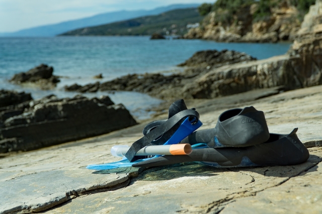  Snorkeling equipment 