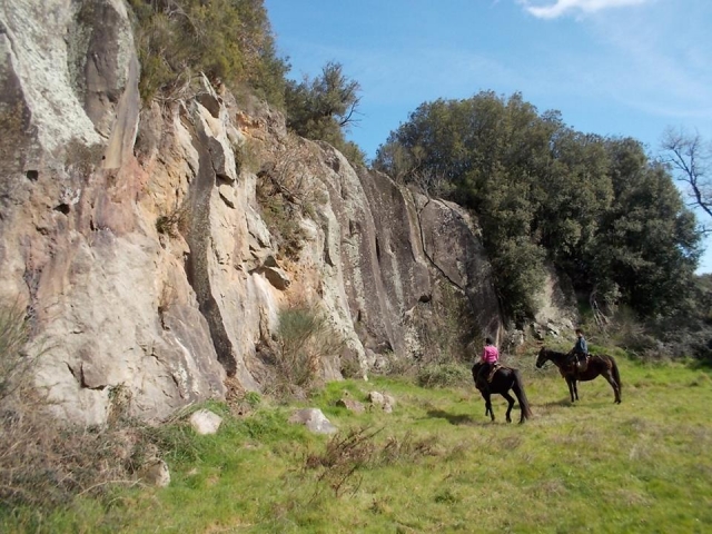  Una pared rocosa a lo largo del camino 
