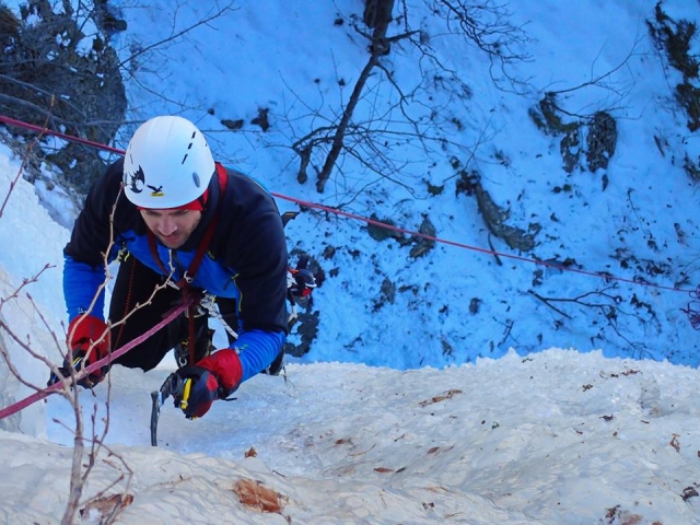 Arrampicarsi tra la neve