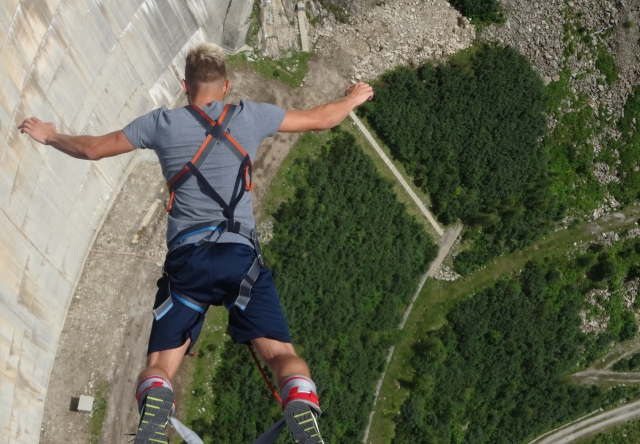 In volo dalla diga