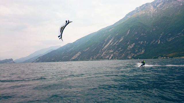  Kitesurfen auf dem See 