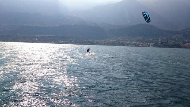 Kitesurfen im Wasser 