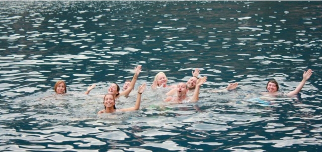 Nager dans la mer 