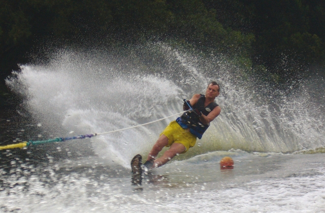 Spaß auf Wasserskiern 