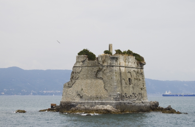  Une tour au milieu de la mer 