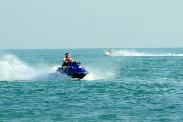 Have fun on the motorbike at sea 